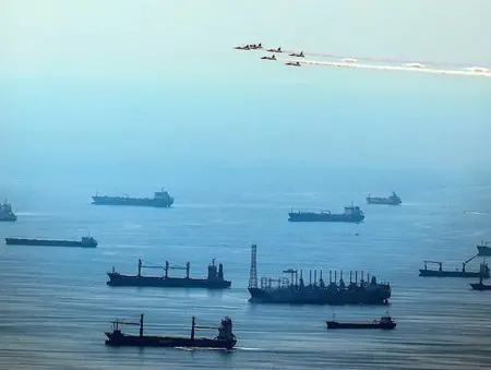 Hürmüz Boğazı'nda seyreden bir kargo gemisi