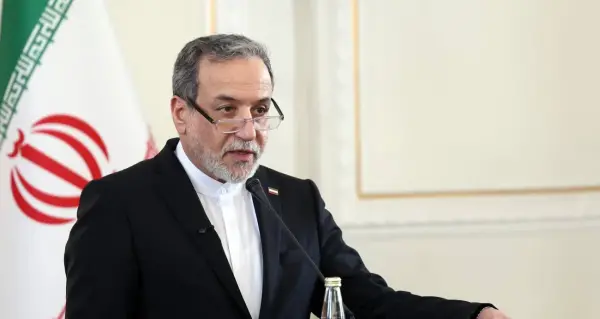 İran Dışişleri Bakanı Seyed Abbas Arakçi konuşma yaparken