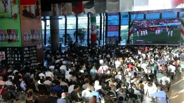 Tahran'da dev ekranda Dünya Kupası maçı izleyen coşkulu İranlı taraftarlar