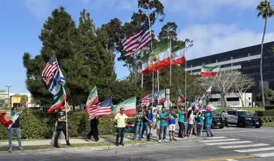 İran Milli Takımı'nın Los Angeles Kampı Önünde Rejim Karşıtı Protestolar