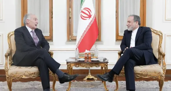 İran Dışişleri Bakanı Abbas Arakçi ve BM Lübnan Özel Koordinatörü Jean Arnault'nun Tahran'daki görüşmesinden bir kare.
