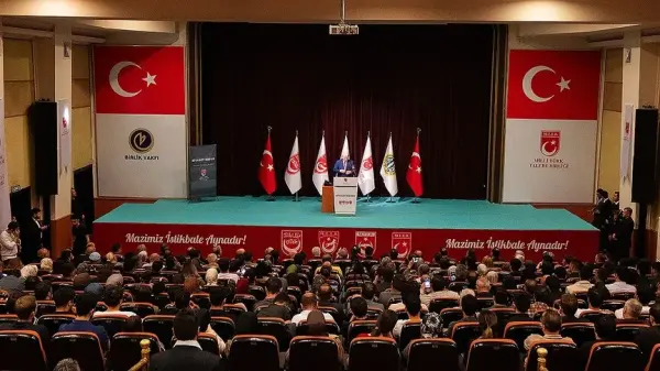 Eski TBMM Başkanı İsmail Kahraman konuşma yaparken