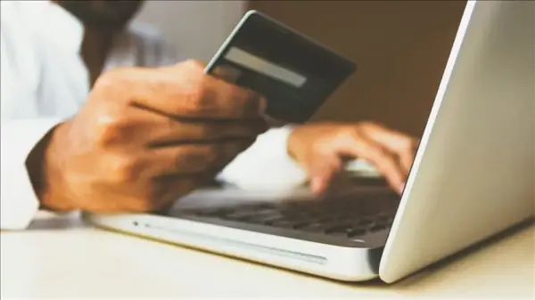 Bir kişinin akıllı telefonla POS cihazından temassız ödeme yaptığı anı gösteren fotoğraf.