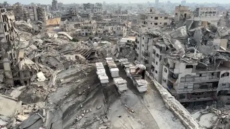 Gazze'de İsrail saldırıları sonrası yıkılmış binalar ve enkaz
