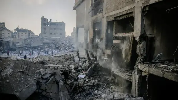 Gazze Şeridi'nde İsrail saldırısı sonrası yıkılan bir binanın enkazı
