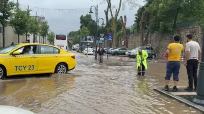 İstanbul Beşiktaş'ta Sağanak Yağış Hayatı Felç Etti: Çırağan Caddesi Sular Altında Kaldı