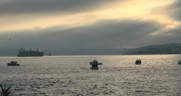 İstanbul Boğazı'nı saran yoğun sisin havadan görünümü