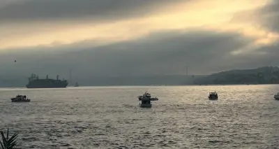 İstanbul Boğazı'nı Saran Yoğun Sis Ulaşımı Aksattı