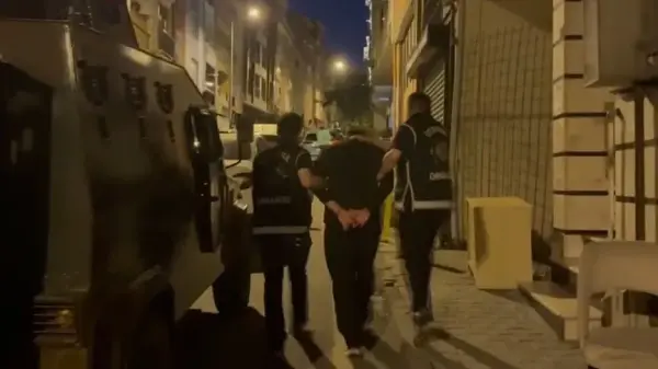 Polis ekiplerinin İstanbul'da organize suç örgütlerine yönelik düzenlediği operasyondan görüntü.