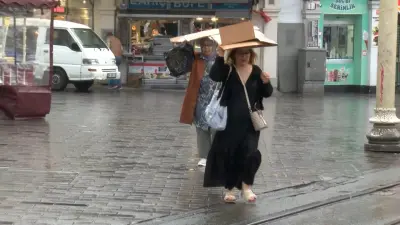 İstanbul'da Ani Sağanak Hayatı Felç Etti: Taksim'de Zor Anlar