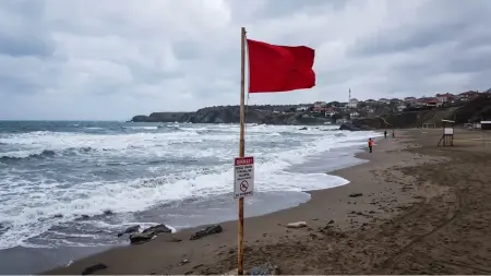 İstanbul sahillerinde yüksek dalga boyu nedeniyle denize giriş yasağı