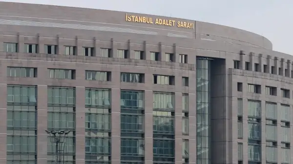 İstanbul Büyükşehir Belediyesi binası önünde polis ekipleri