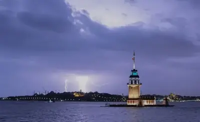 İstanbul'da beklenen fırtına ve sağanak yağış görseli