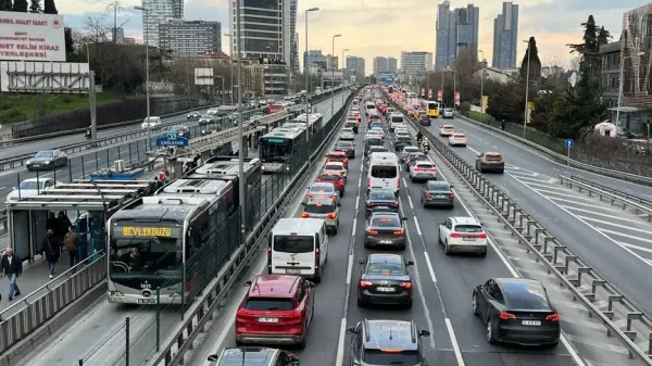 İstanbul'da akşam saatlerinde kilitlenen trafik ve yoğun araç kuyruğu