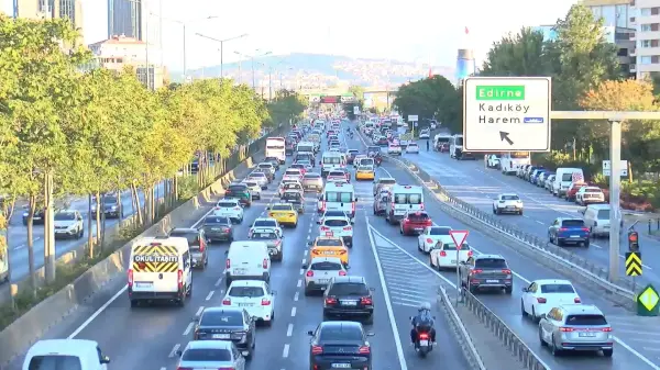 İstanbul'da okulların açılmasıyla oluşan trafik yoğunluğu
