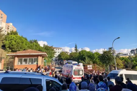 İstanbul'da bir ortaokulda çıkan bıçaklı kavgada yaralanan öğrencilere müdahale eden sağlık ekipleri.