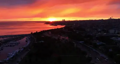 İstanbul'da Sağanak Sonrası Büyüleyici Gün Batımı ve Gökkuşağı Manzarası