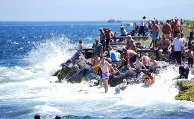 İstanbul'da Sıcak Hava Dalgası: Sahiller ve Yeşil Alanlar Serinlik Arayanların Akınına Uğradı