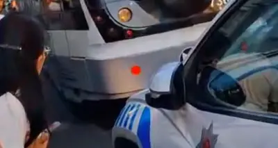 İstanbul'da Tramvay Faciası: 6 Yaşındaki Çocuk Raylara Düşerek Hayatını Kaybetti