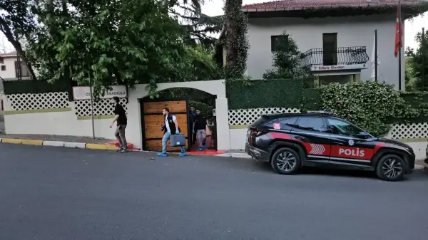 İstanbul'da uyuşturucu ve fuhuş operasyonu kapsamında gözaltına alınan şüphelilerin adliyeye sevk edilmesi.
