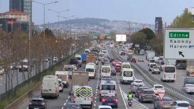 İstanbul'da Yağmur Trafiği Felç Etti: Yoğunluk Yüzde 85'e Dayandı