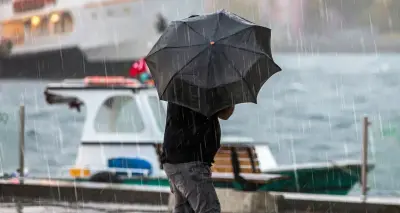 İstanbul'da şiddetli yağmur sonrası ıslak sokaklar ve binalar