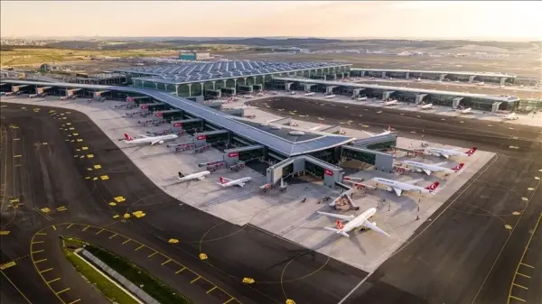 İstanbul Havalimanı kontrol kulesi ve uçaklar