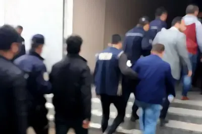 Polis ekiplerinin FETÖ operasyonu kapsamında bir adrese baskın düzenlediği anı gösteren foto muhabirliği tarzında çekilmiş gerçekçi fotoğraf.