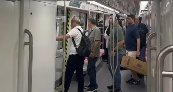İstanbul'daki modern bir metro istasyonunda yolcuların trene bindiği anı gösteren foto muhabirliği tarzında çekilmiş otantik bir basın fotoğrafı.