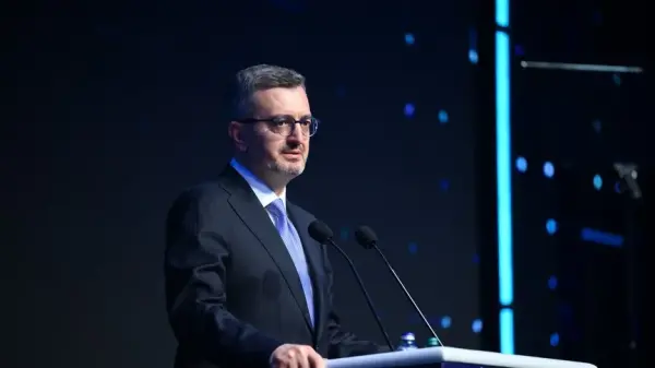 İletişim Başkanı Fahrettin Altun, İstanbul Photo Awards 2026 sergisinin açılışında konuşma yaparken.