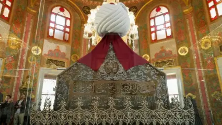 Fatih Camii haziresinde Fatih Sultan Mehmed'in türbesi başında anma töreni