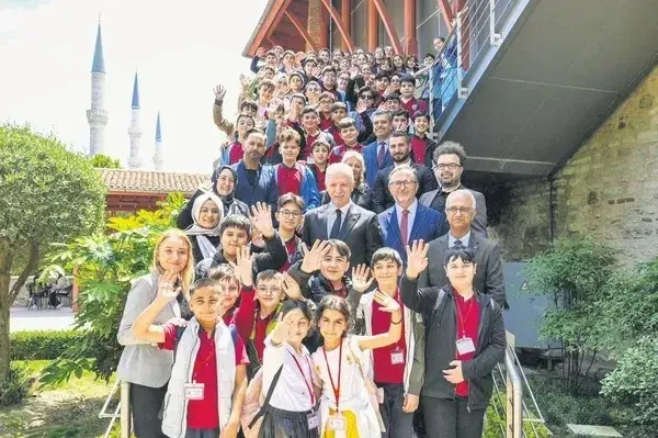 İstanbul Valiliği'nin çocuklara yönelik eğitim, spor ve sosyal destek projelerini temsil eden modern ve dinamik bir görsel.