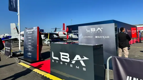 İtalyan ve Türk bayrakları önünde Leonardo ve Baykar logolarının yer aldığı bir toplantı masası