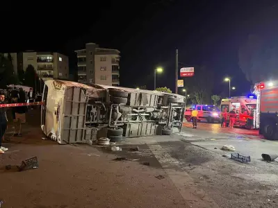 İzmir Aliağa'da Servis Otobüsü ve Otomobil Çarpıştı: Dört Yaralı