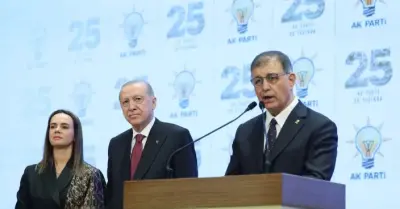 İzmir Büyükşehir Belediye Başkanı Cemil Tugay'ın AK Parti rozetini alırken çekilmiş fotoğrafı