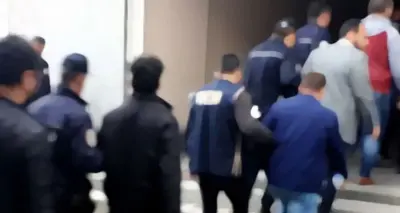 İzmir'de FETÖ'nün güncel finans yapılanmasına yönelik operasyonda gözaltına alınan şüpheliler