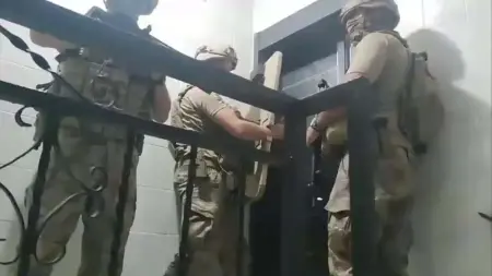 İzmir'deki NATO operasyonunda gözaltına alınan şüpheliler