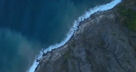 Kumamoto depreminin ardından hasar gören bir yol ve kurtarma ekipleri