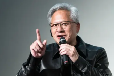 Jensen Huang sahnede katlanabilir telefonla Donald Trump ile konuşurken