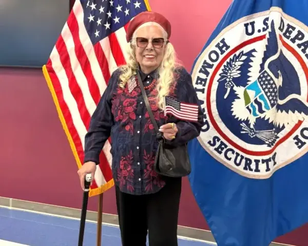 Joni Mitchell ABD vatandaşlık töreninde Amerikan bayrağıyla