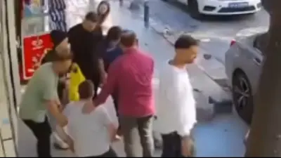 Kaldırımda Yürüyen Vatandaşa Çarpan Sürücü, Yaralıyı Unutup Aracının Hasarını Kontrol Etti