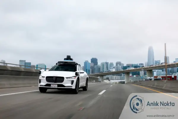 Kaliforniya'da otonom bir robotaksi şehir içinde seyir halindeyken, arkasında bir trafik polisi aracı beliriyor.