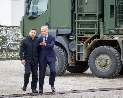 Kanada Başbakanı Mark Carney ve Ukrayna Devlet Başkanı Volodymyr Zelenskyy, Calgary'de anlaşma imzalarken.