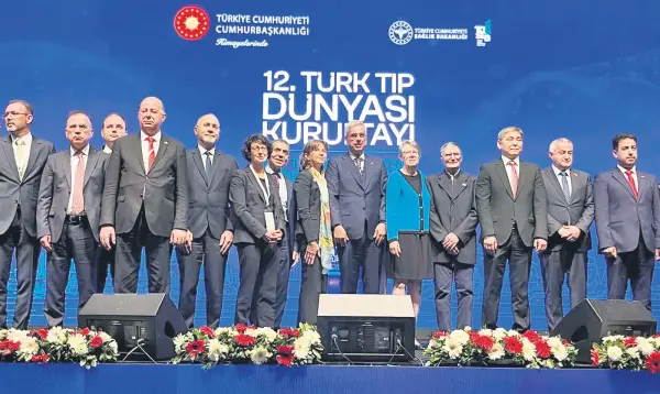 12. Türk Tıp Dünyası Kurultayı'nda konuşma yapan Sağlık Bakanı Kemal Memişoğlu ve dinleyiciler.