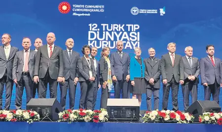 12. Türk Tıp Dünyası Kurultayı'nda konuşma yapan Sağlık Bakanı Kemal Memişoğlu ve dinleyiciler.