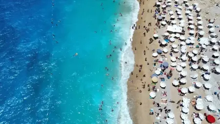 Kaputaş Plajı'nın turkuaz suları ve kanyon manzarası
