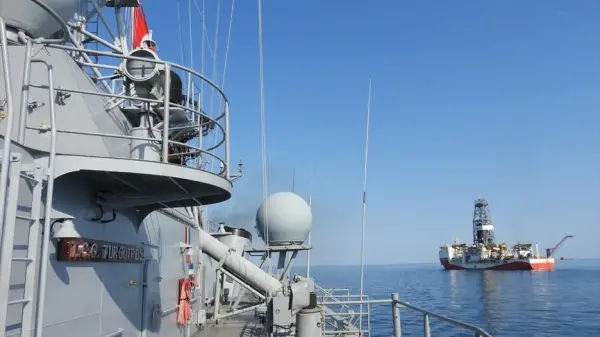 TCG Turgutreis fırkateyni Karadeniz'de sondaj gemilerine refakat ederken