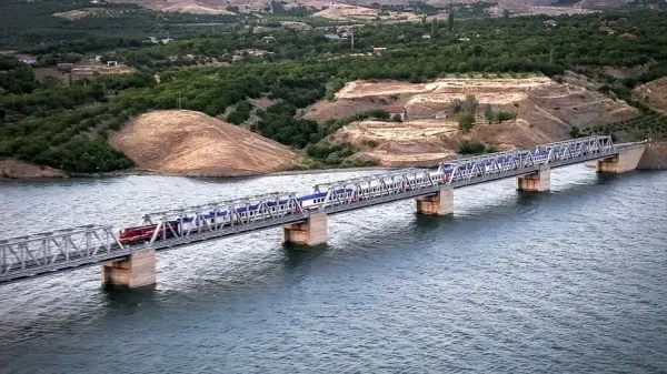 Karakaya Baraj Gölü üzerinde gün batımında uzanan Türkiye'nin en uzun demiryolu köprüsü