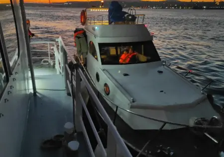 Karaköy'de Kurtarılan Tekne ve Kıyı Emniyeti Ekipleri