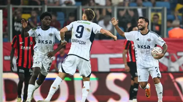 Kasımpaşa ve Gençlerbirliği futbolcularının maç sırasında mücadele anı